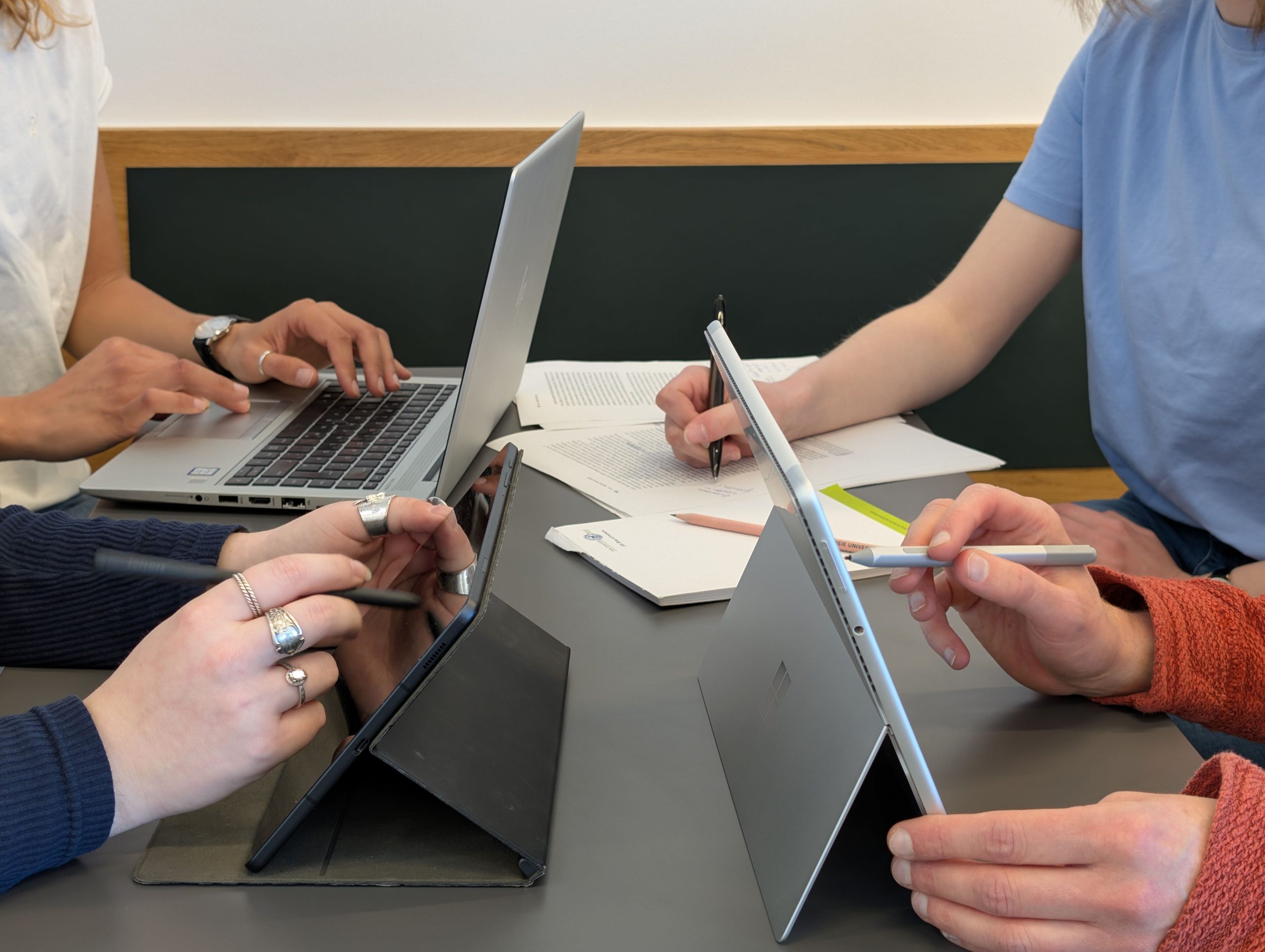 Am Laptop arbeitende Personen in einer Bibliothek