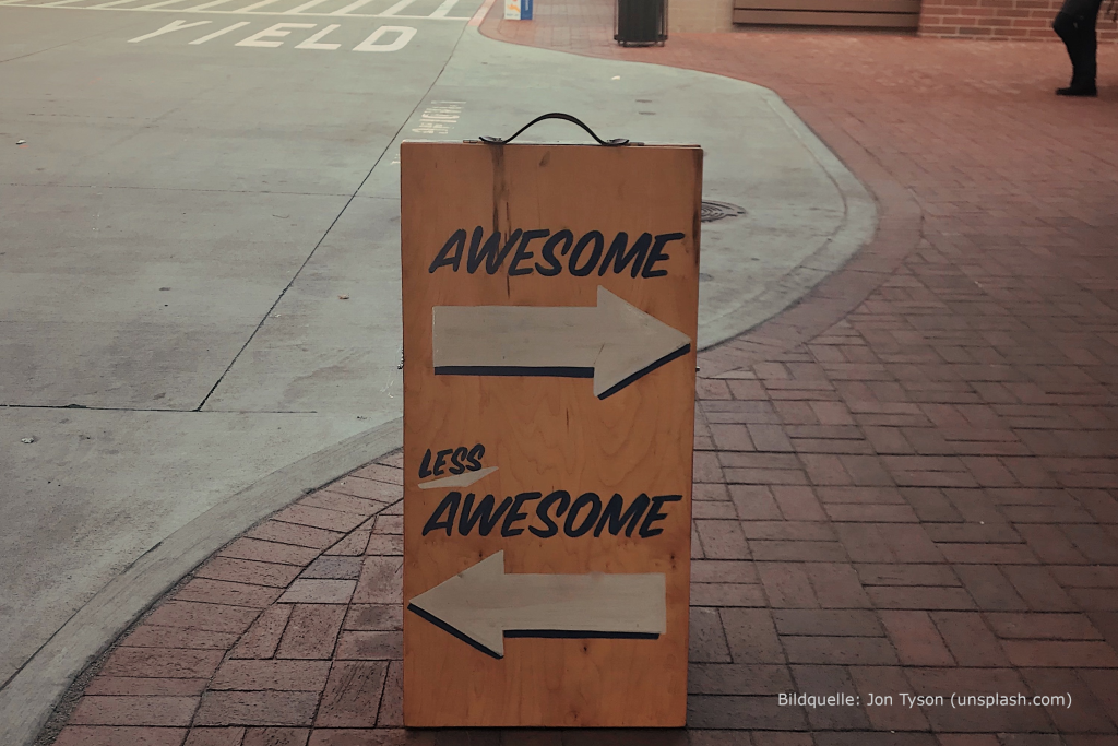 Ein Schild auf dem "awesome" mit einem Pfeil nach rechts und "less awesome" mit einem Pfeil nach links steht