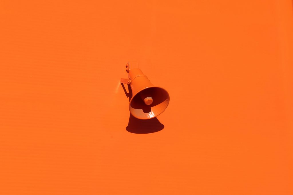 Orangener Lautsprecher auf orangenem Grund